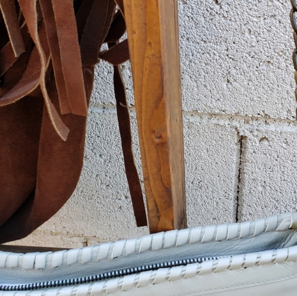 Raj Bag‎ Embroidered Chain

V Messenger
. - Picture 2 of 13